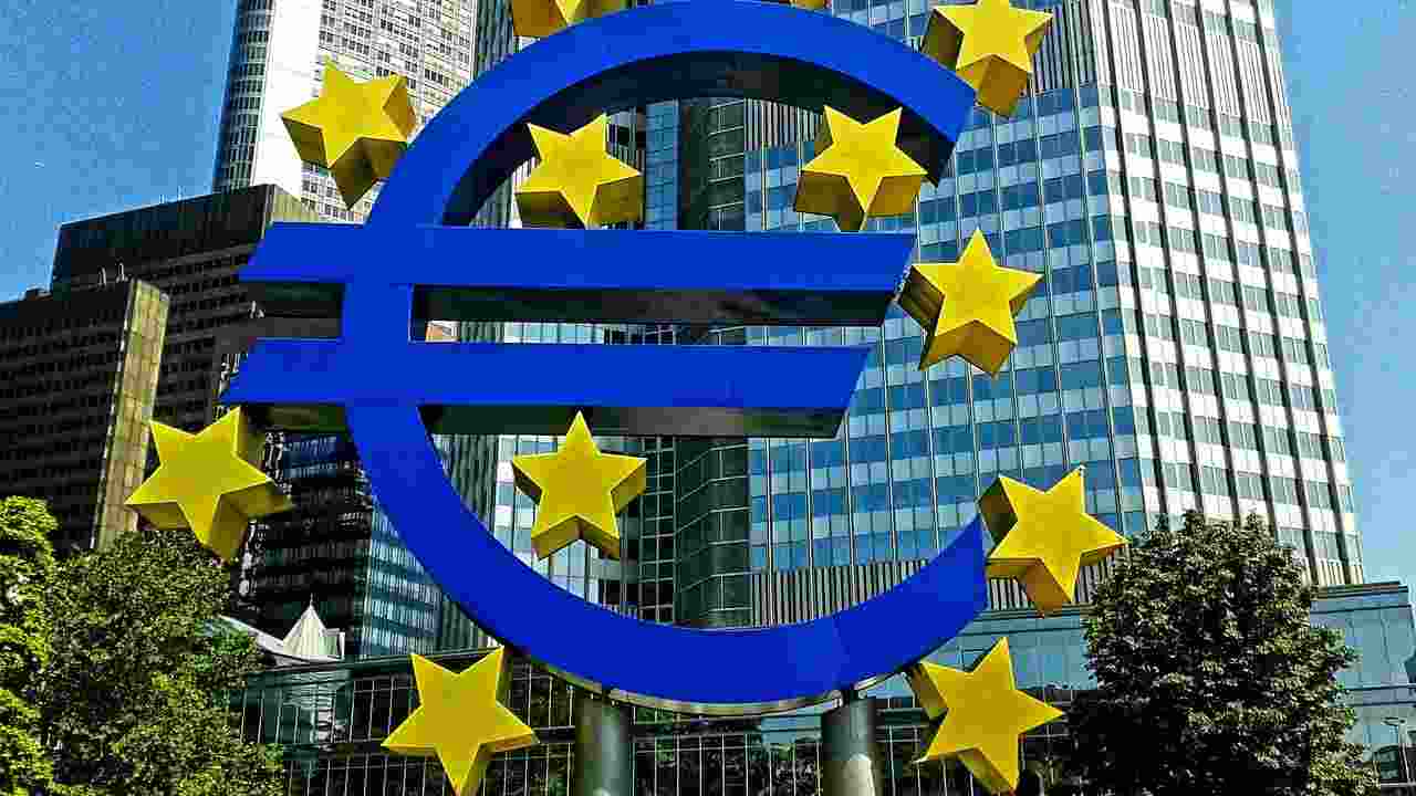 Bce: “Le prospettive dell’economia sono volte al ribasso”