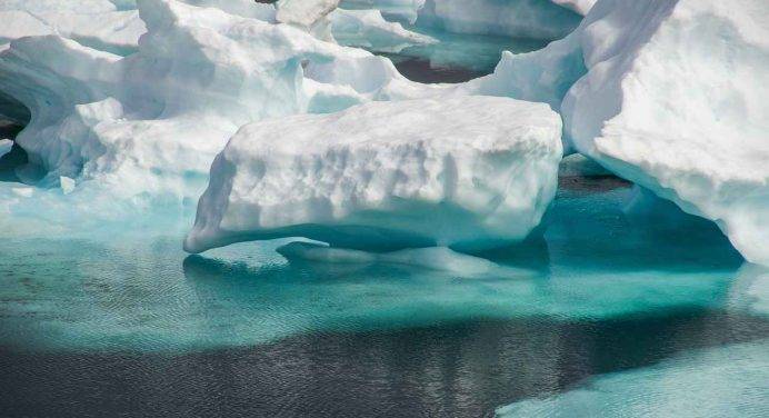 Groenlandia, i ghiacciai si sciolgono molto velocemente: di quanto si innalzerà il mare entro il 2100