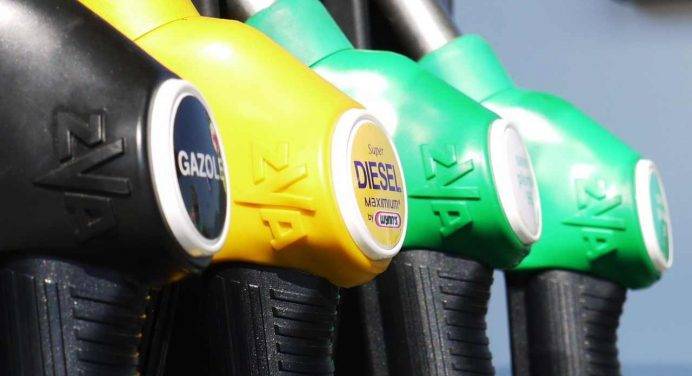 Benzina record, Codacons: “Un pieno a 7 euro in più rispetto a inizio anno”