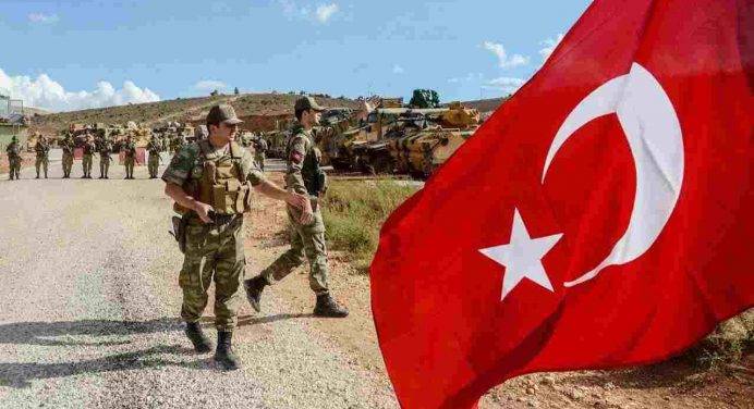 “Spada ad artiglio”, la Turchia ammassa le truppe al confine con la Siria
