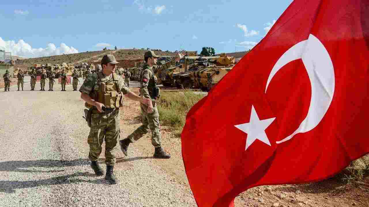 “Spada ad artiglio”, la Turchia ammassa le truppe al confine con la Siria