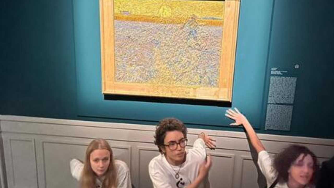 Van Gogh imbrattato, i pm di Roma aprono un fascicolo: indagate le attiviste