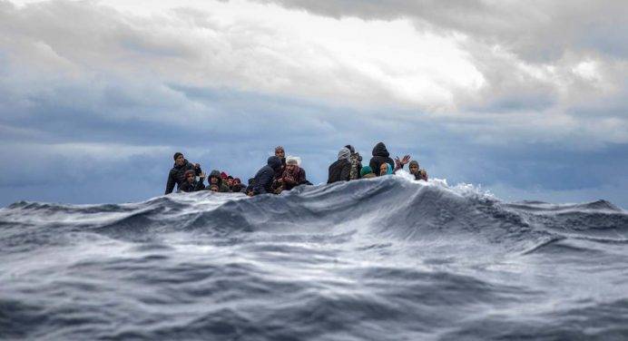 Alarm Phone segnala un’imbarcazione con 47 persone alla deriva nel Mediterraneo