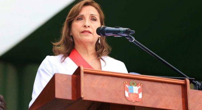 Perù: Boluarte apre al rimpasto di governo, via il premier Angulo