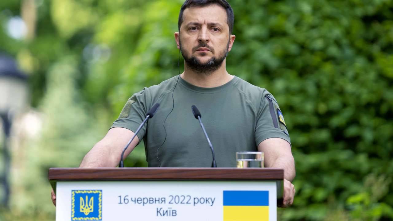 Ucraina, Zelensky: “Un anno di dolore, fede, unità. Ma il 2023 sarà l’anno della vittoria”