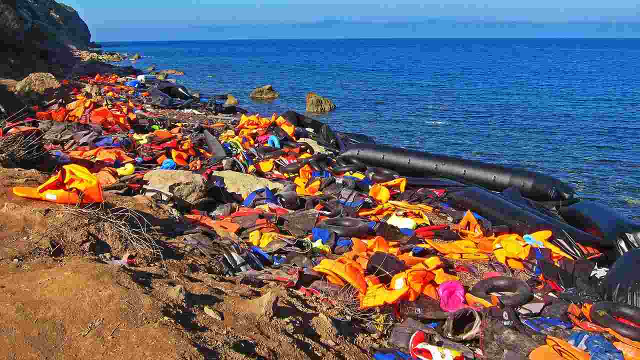 Barchino con 46 migranti affonda davanti Lampedusa