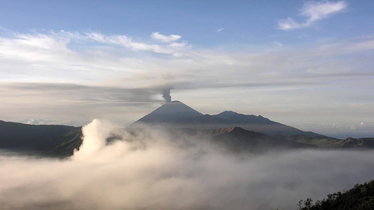 Indonesia: centinaia di persone evacuate a Giava dopo l’eruzione del vulcano