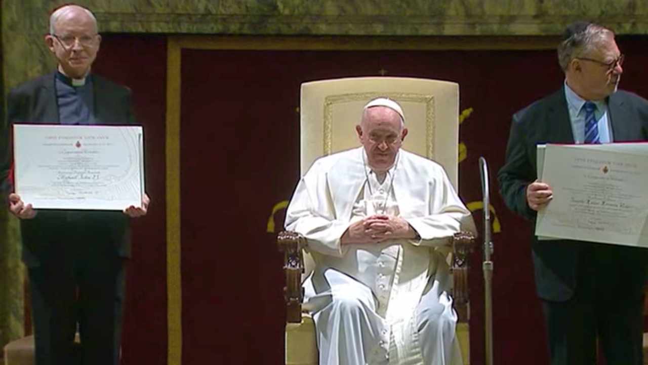 Premi Ratzinger, Papa: “Con Benedetto XVI rapporto fraterno e affettuoso”