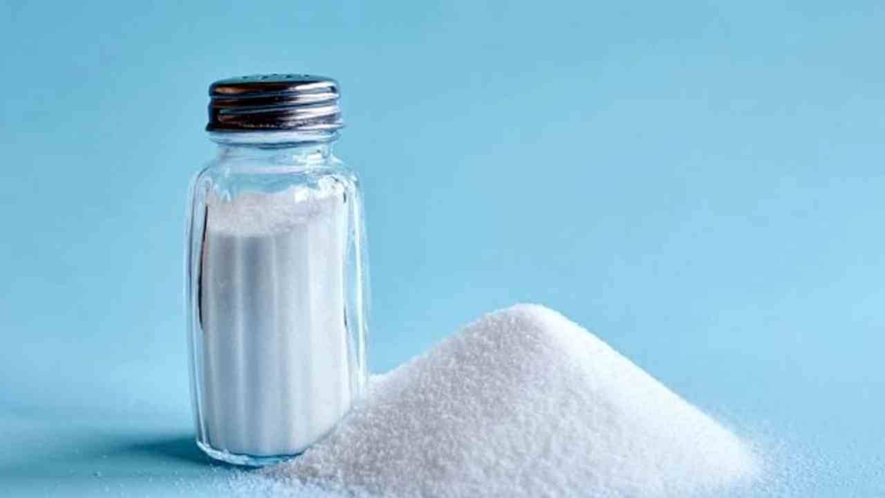 Ecco perché usare meno sale in cucina fa bene alla salute