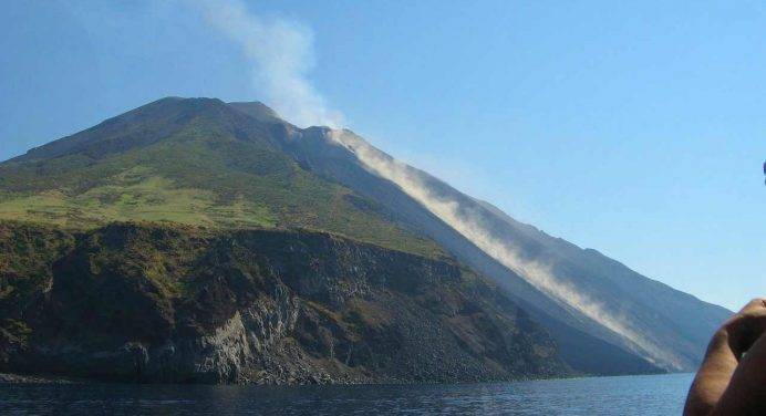 Stromboli: prosegue eruzione, la lava raggiunge il mare