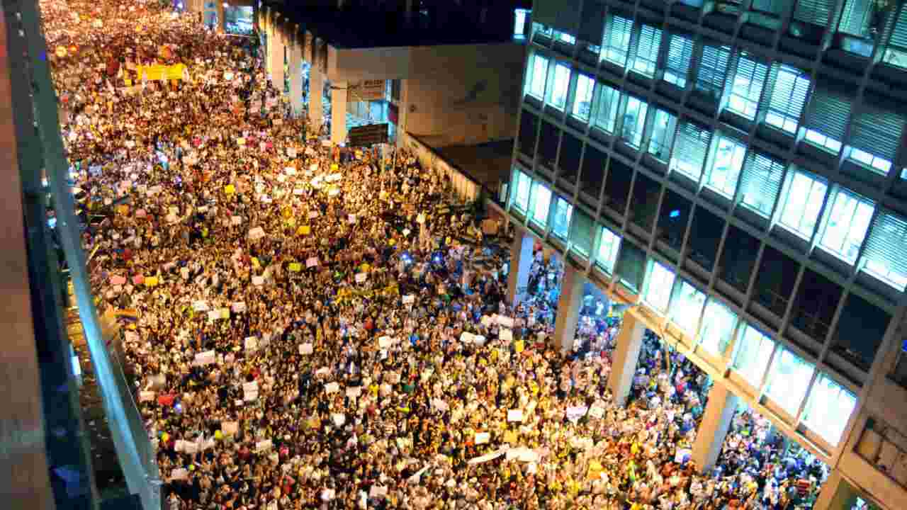 Brasile: migliaia di persone in piazza, mandati di arresto per i finanziatori dell’assalto
