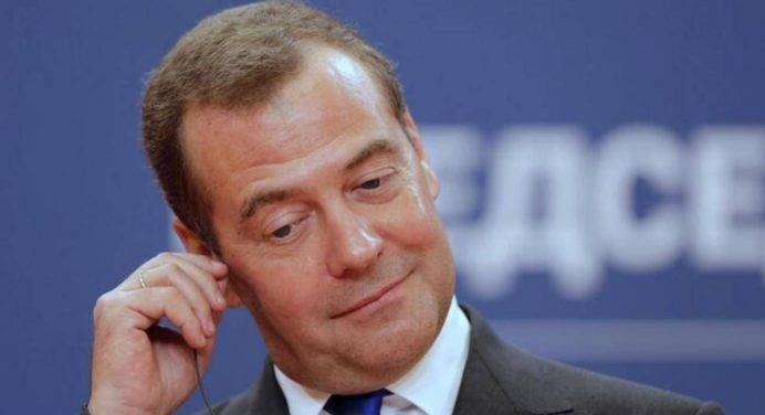 Ucraina, Medvedev attacca il Ministro Crosetto: “Un raro eccentrico”