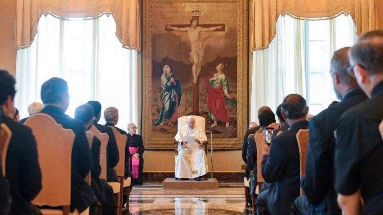 Uniamo, il Papa interrotto dai bimbi: “Meglio loro che il discorso”