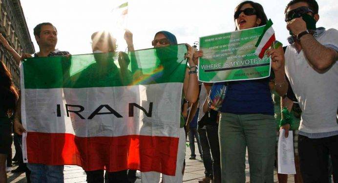 Iran: 11 morti e 3500 feriti nelle proteste durante la festa del Charshanbesuri