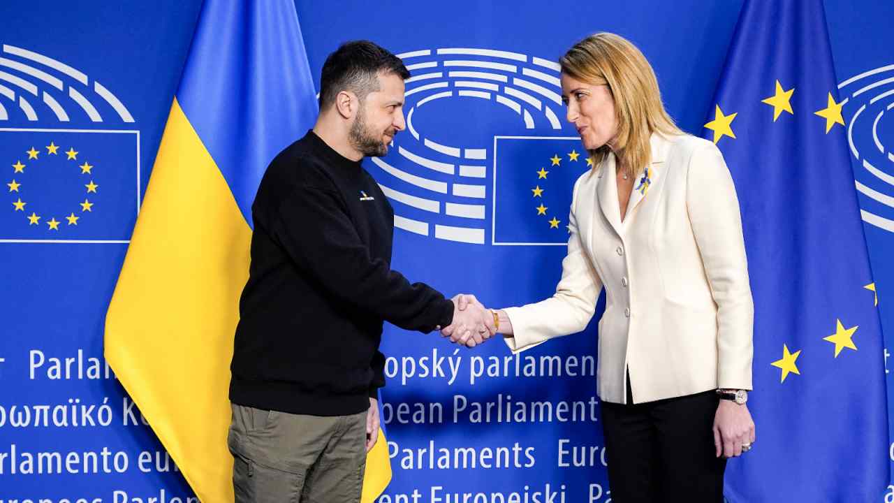 Bruxelles, Zelensky al Parlamento UE: “L’Ucraina vincerà e sarà membro dell’Ue” 