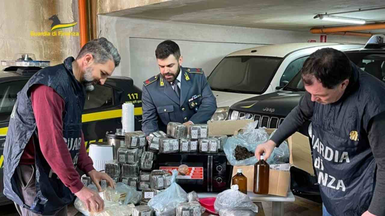 Castel Volturno, la Guardia di Finanza ha sequestrato 77 kg di droga