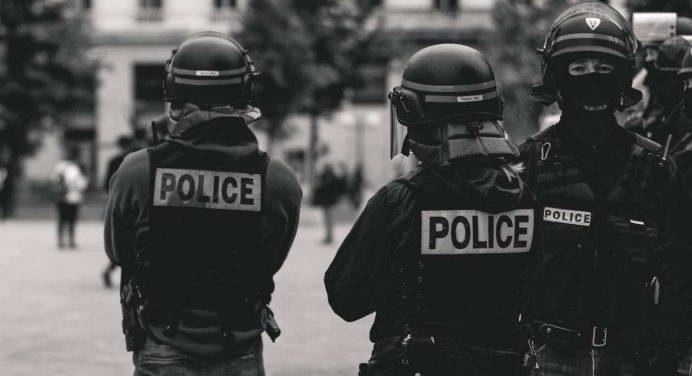 Parigi: 16enne muore nella banlieue inseguito dalla polizia
