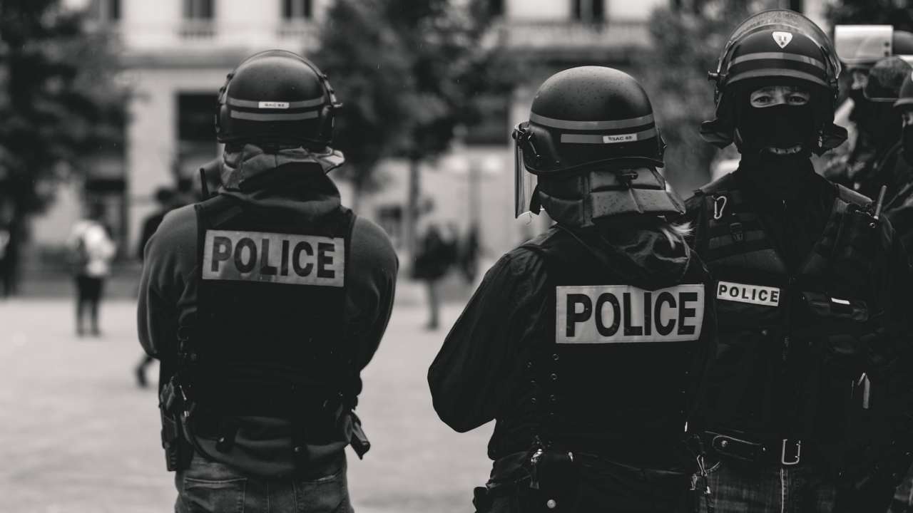 Parigi: 16enne muore nella banlieue inseguito dalla polizia