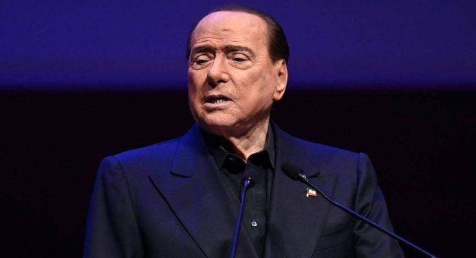 Berlusconi ricoverato di nuovo: è in terapia intensiva