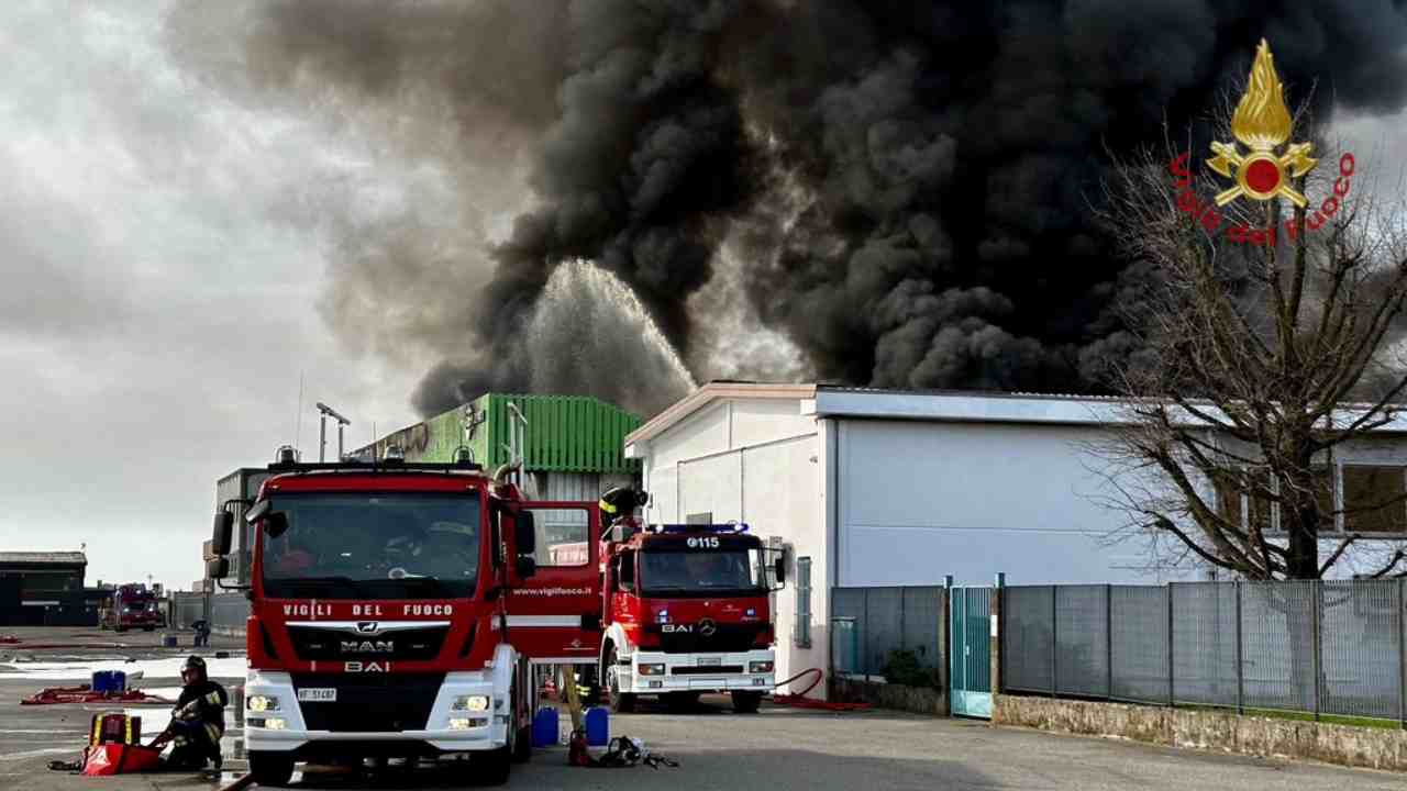 Enorme incendio in un’azienda chimica di Novara: in salvo gli operai