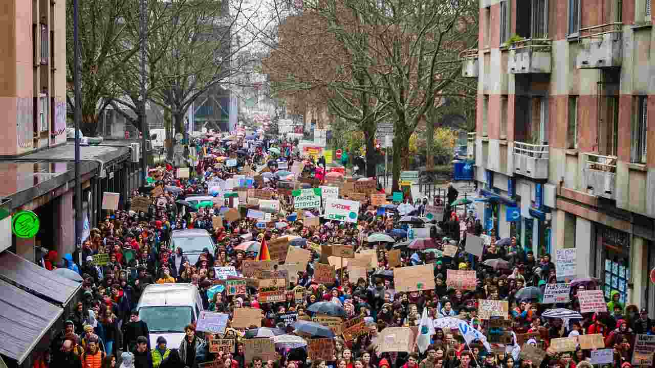 Migliaia di ragazzi per lo Sciopero del Clima: manifestazioni in 35 città