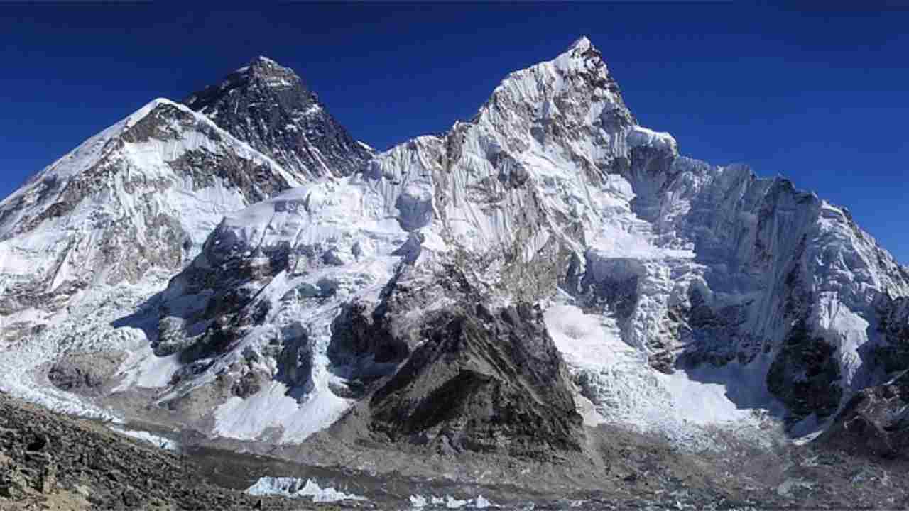 Himalaya, troppi rifiuti e un alpinista cerca di ripulirla