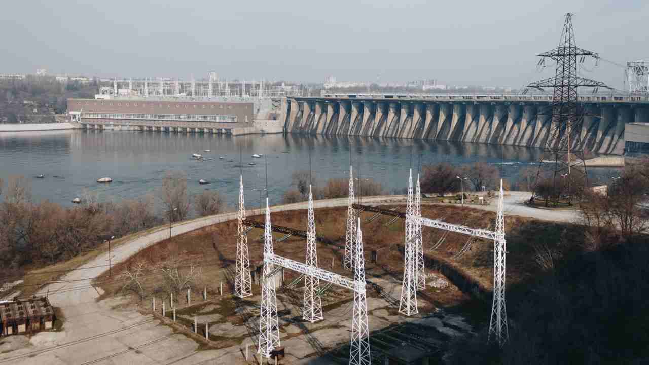 Ucraina: la centrale nucleare di Zaporizhzhia interrompe la produzione