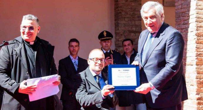 Antonio Tajani a Fabriano incontra le vittime della tratta e riceve il premio di In Terris