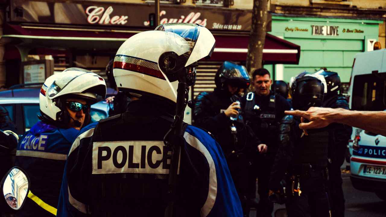 Francia: uomo attacca i gendarmi gridando “Allah Akbar”