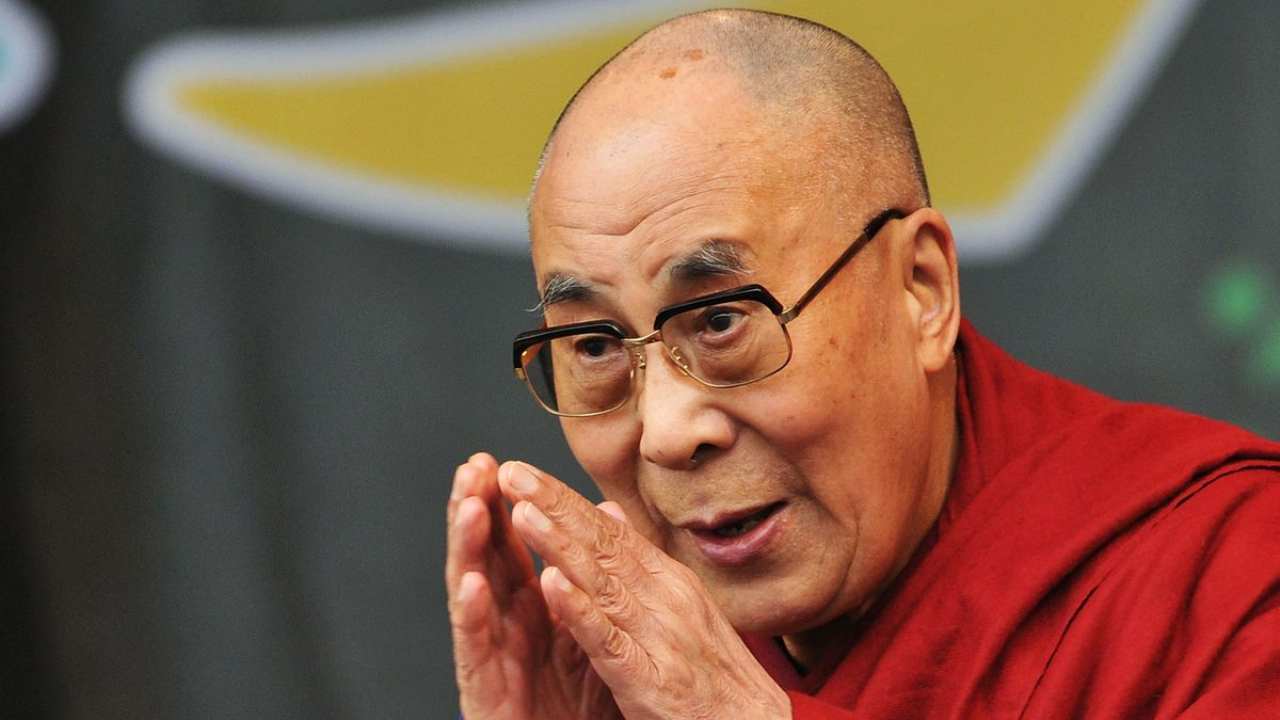 Il Dalai Lama chiede a un bambino di “succhiargli la lingua”. Don di Noto: “Un gesto ingiustificabile”