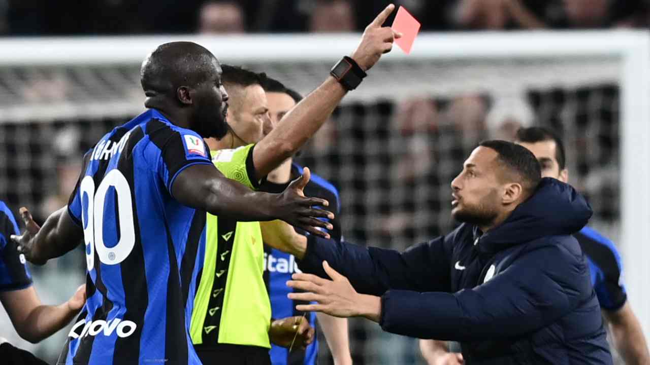 Il calcio difende Lukaku: “Uniti contro il razzismo”