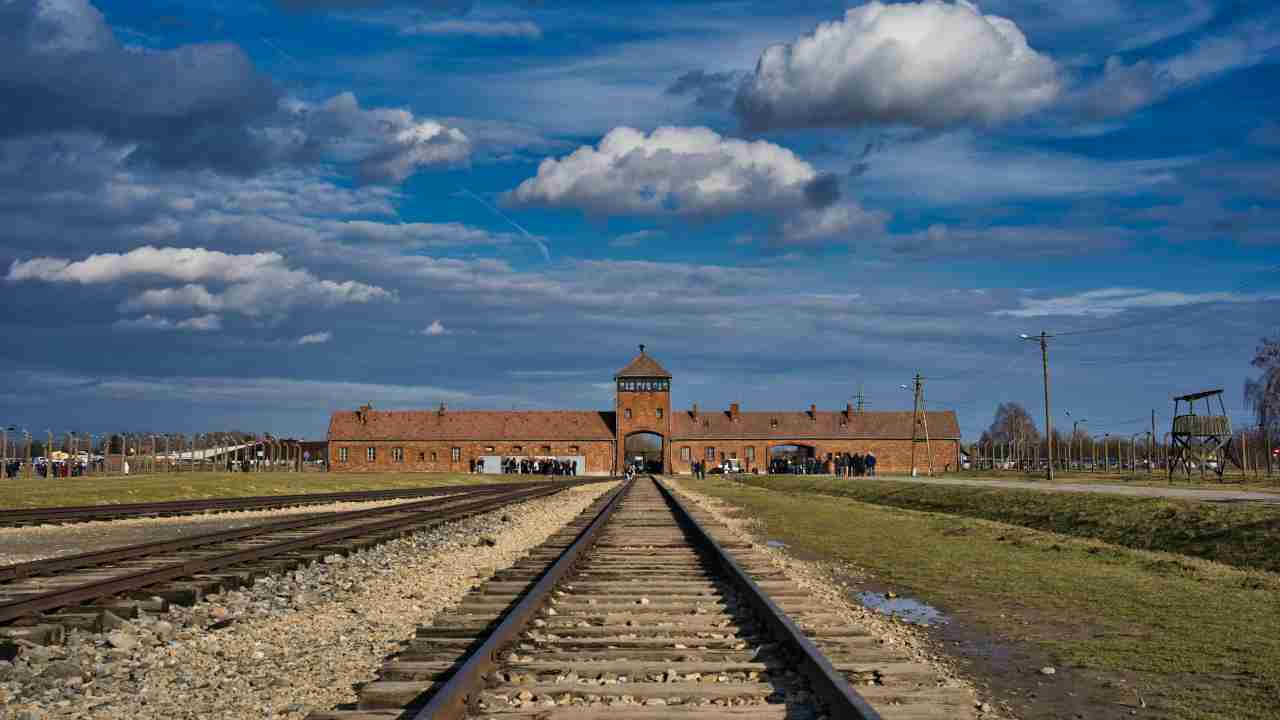Mattarella: ” Ad Auschwitz un crimine che non può conoscere né oblio né perdono”