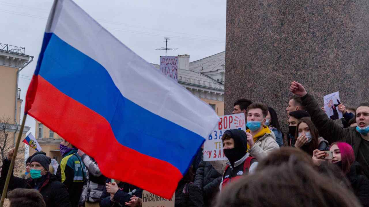 Russia, giornalista no war protesta in tv: condannata a 8 anni