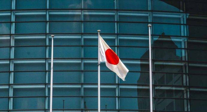 Paura in Giappone, lanciano bomba carta contro il premier Kishida