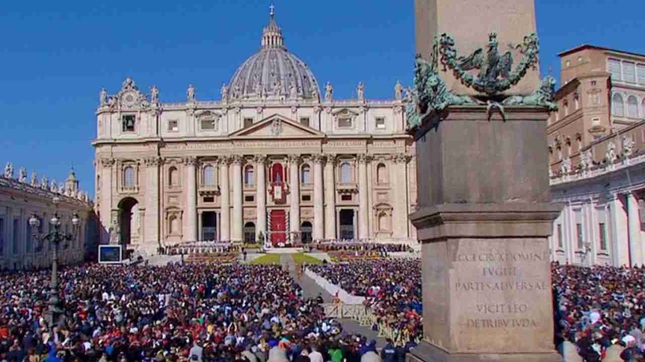 Papa: parametri regolari, domenica reciterà l’Angelus in privato