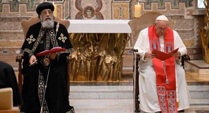 Papa a Tawadros II: “I 21 martiri copti uccisi dall’Isis inseriti nel martirologio romano”