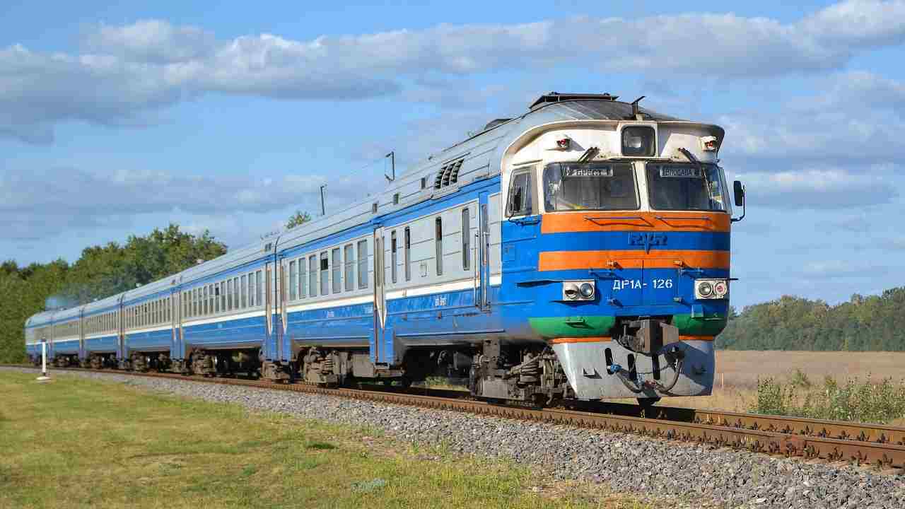 Ordigno sui binari: treno merci deraglia nella regione di Bryansk