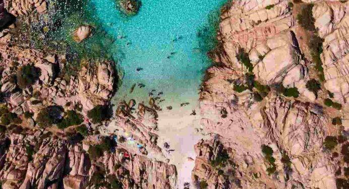 Turisti violano la spiaggia rosa de La Maddalena