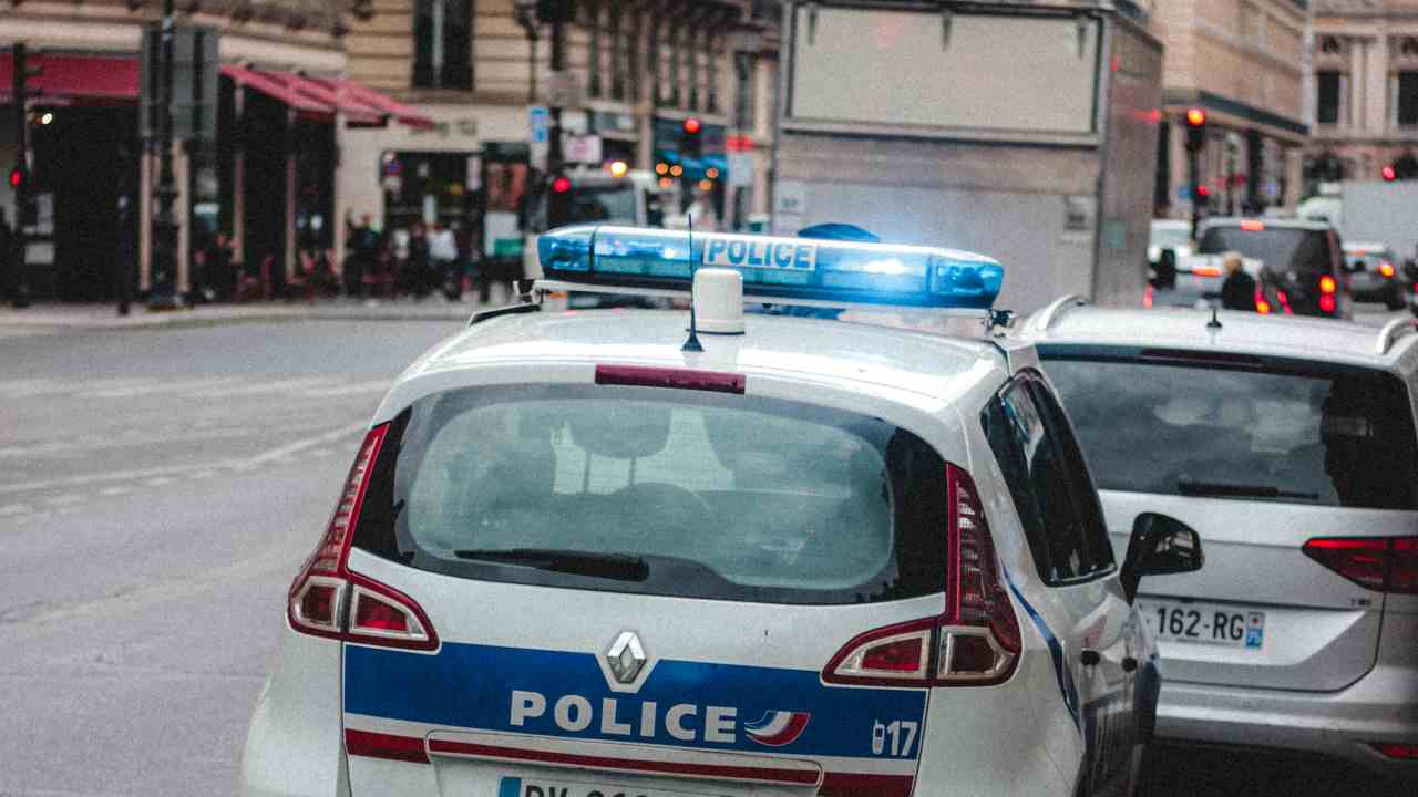 macchina della polizia francese