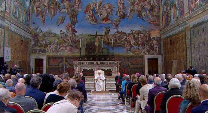 Il Papa agli artisti: “Non dimenticatevi dei poveri. La bellezza è armonia”