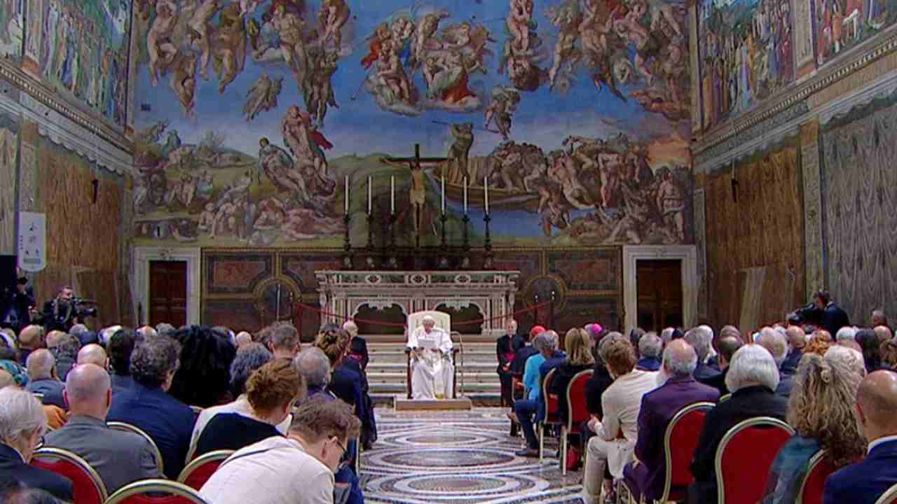 Il Papa agli artisti: “Non dimenticatevi dei poveri. La bellezza è armonia”