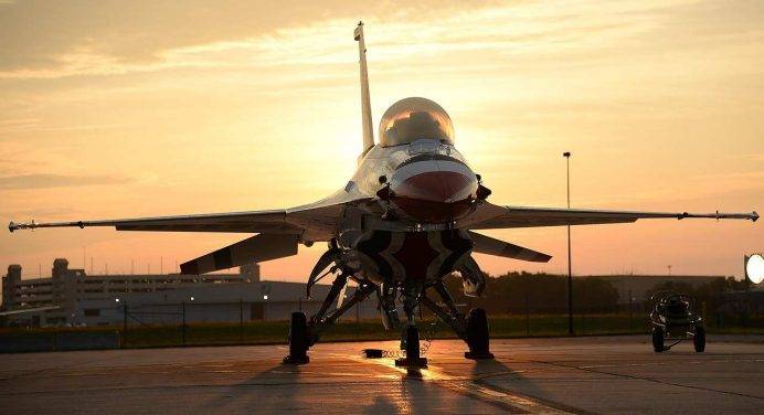 Zelensky fa visita a Rutte: “F-16, decisione storica”
