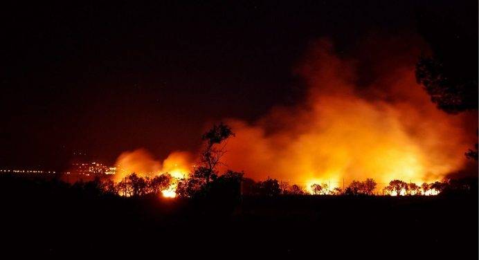 Tenerife in fiamme: “Incendio mai visto prima”