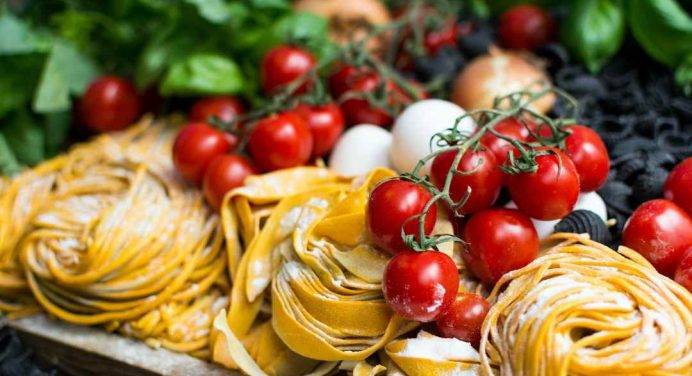 Rincaro prezzi: gli italiani preferiscono la cucina casalinga