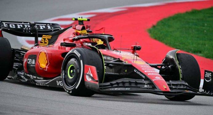 Ruggito Sainz a Singapore: la Ferrari torna a vincere