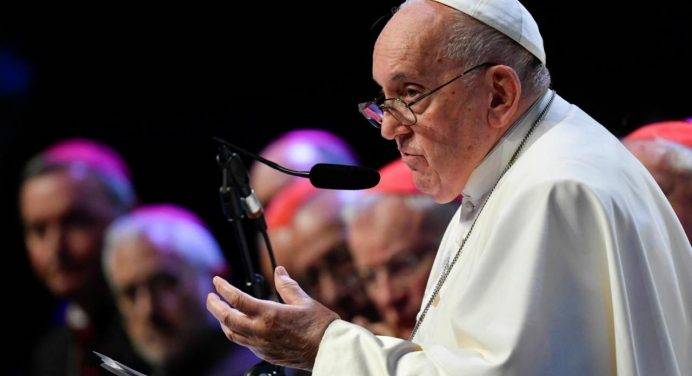 Il Papa al Palais du Pharo: “Con le armi si fa la guerra, non la pace”