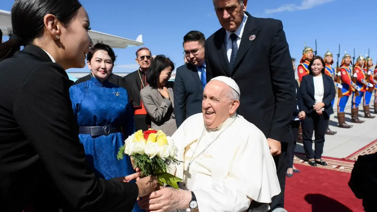 Il Papa saluta la Mongolia: “Grazie per la generosa ospitalità”
