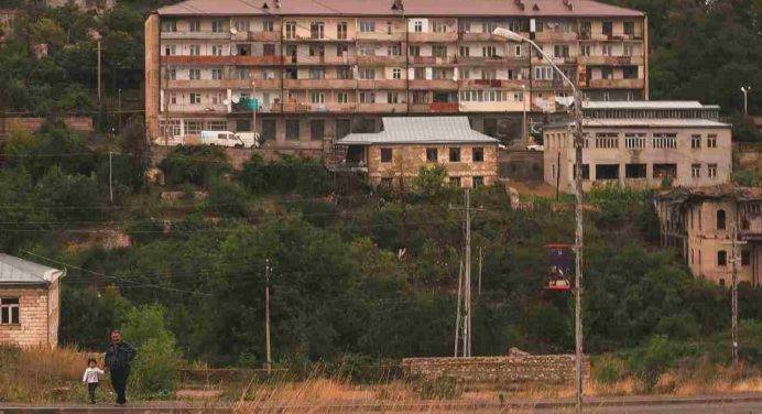 Nagorno Karabakh: continua la fuga dei profughi armeni