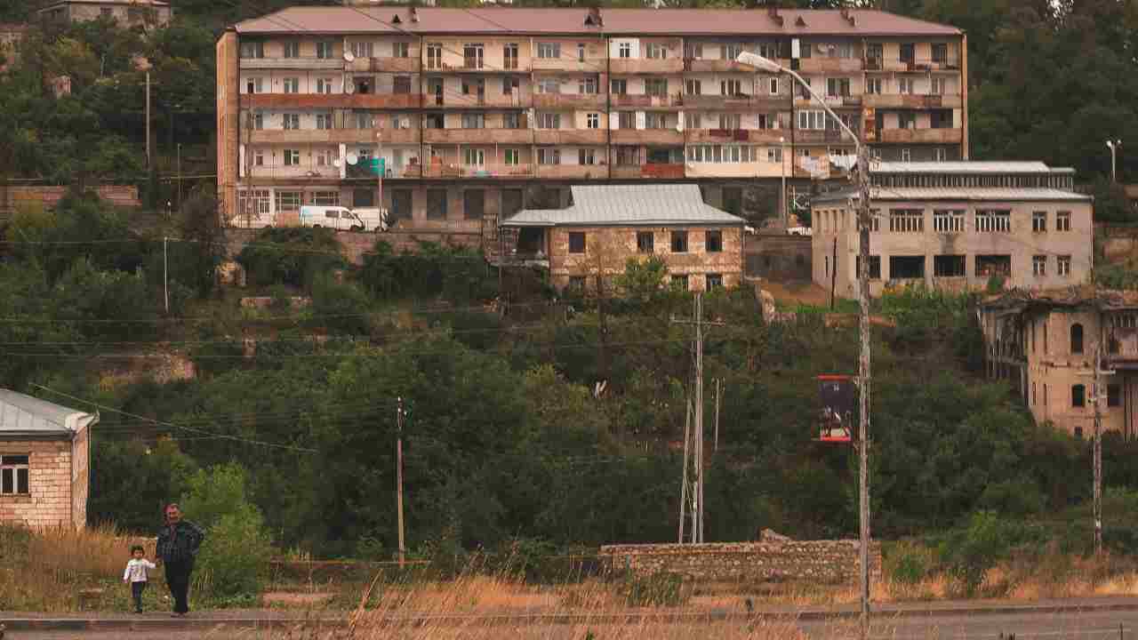 Nagorno Karabakh: continua la fuga dei profughi armeni