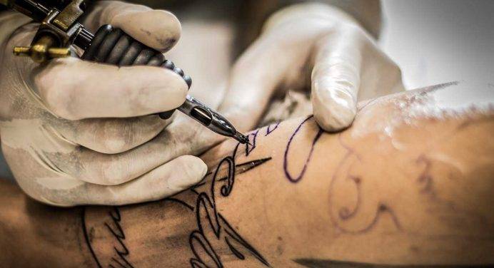 Face tattoo: una moda pericolosa